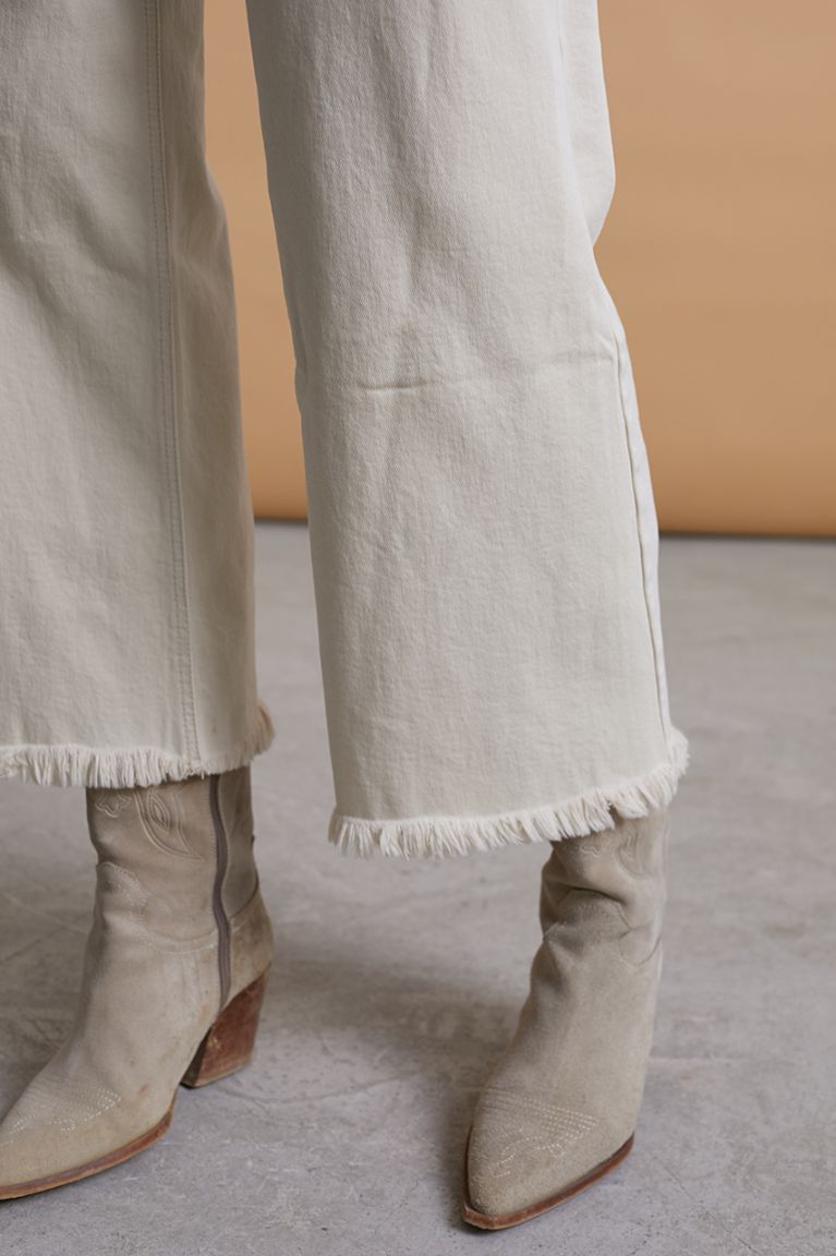 Jeans wide leg en color sand con bordados en bolsillos traseros. Alabama Shop