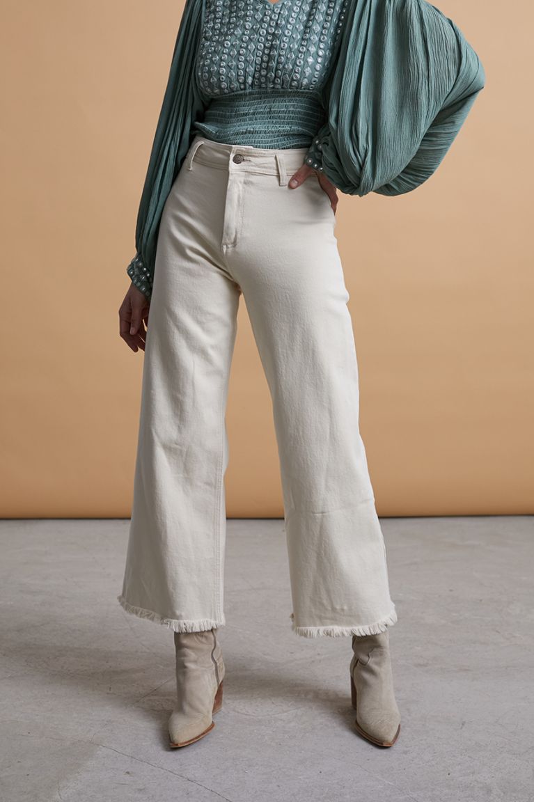 Jeans wide leg en color sand con bordados en bolsillos traseros. Alabama Shop
