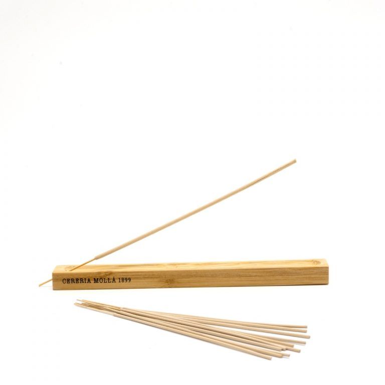Minimalista y práctico quemador para los inciensos perfumados fabricado en madera de Bambú con alta resistencia. Dimensiones: 23 x 2,2 x 1,3 cm Alabama Shop
