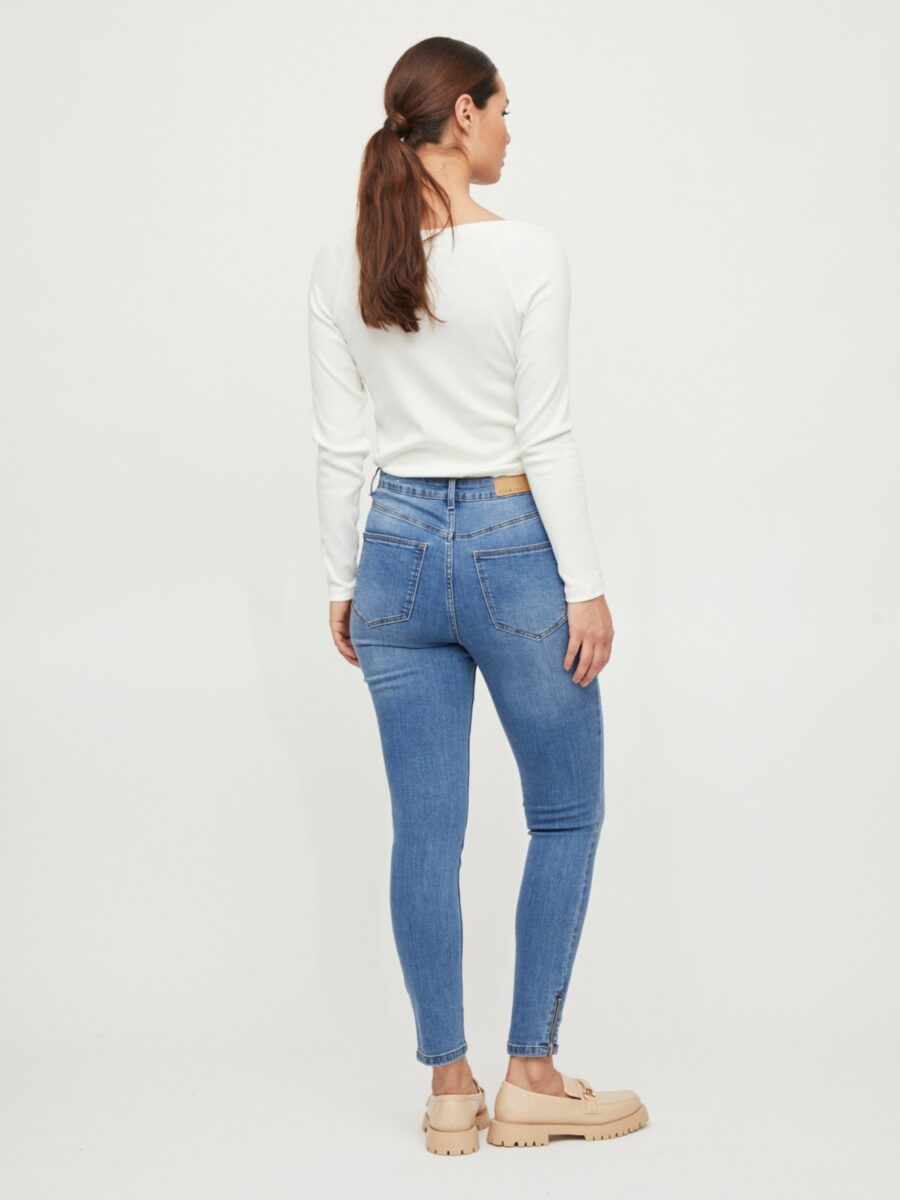 Jeans skinnie, tiro alto. Con cremallera en el bajo. Composición: 98% Algodón, 2% Elastano. Alabama Shop