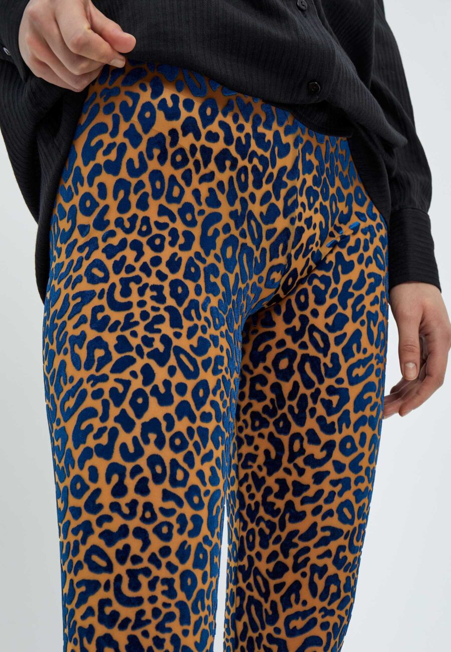Legging estampado leopardo en contraste de terciopelo azul. Composición: 68% Poliéster, 26% Nailon, 6% Elastano. Alabama Shop