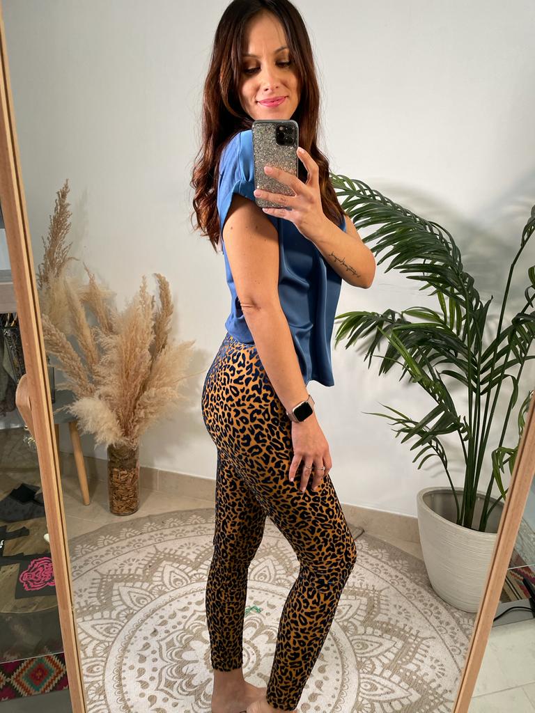 Legging estampado leopardo en contraste de terciopelo azul. Composición: 68% Poliéster, 26% Nailon, 6% Elastano. Alabama Shop