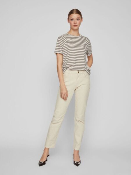 Top a rayas, de manga corta. Hombros asimétrico. Cuello redondo. Tejido suave y elástico Composición: 65% Poliéster, 35% Viscosa. Alabama Shop