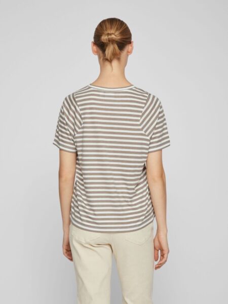 Top a rayas, de manga corta. Hombros asimétrico. Cuello redondo. Tejido suave y elástico Composición: 65% Poliéster, 35% Viscosa. Alabama Shop