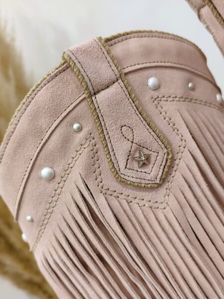 Botas de piel con acabados artesanales. Detalle de perlas decorativas. Diseñadas y fabricadas en España. Altura del tacón 8 cm Altura de caña: 39 cm Tallaje: tallan normal. Solo si estás entre dos números te recomendamos que cojas el más pequeño. Alabama Shop