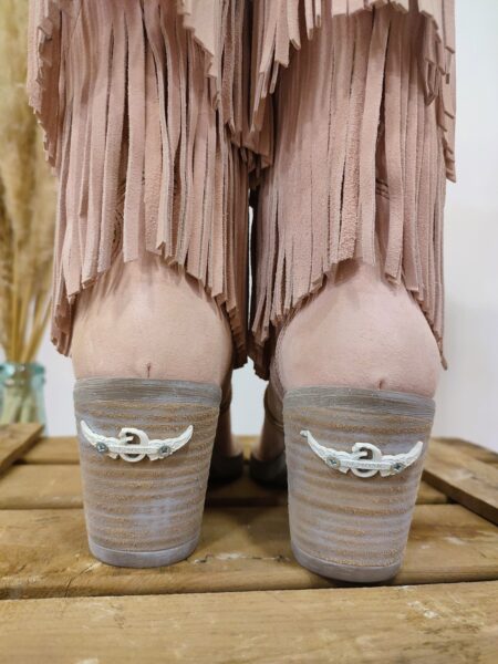 Botas de piel con acabados artesanales. Detalle de perlas decorativas. Diseñadas y fabricadas en España. Altura del tacón 8 cm Altura de caña: 39 cm Tallaje: tallan normal. Solo si estás entre dos números te recomendamos que cojas el más pequeño. Alabama Shop