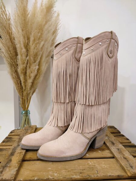 Botas de piel con acabados artesanales. Detalle de perlas decorativas. Diseñadas y fabricadas en España. Altura del tacón 8 cm Altura de caña: 39 cm Tallaje: tallan normal. Solo si estás entre dos números te recomendamos que cojas el más pequeño. Alabama Shop