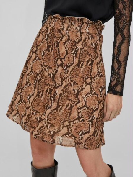 Falda estampada, de cintura alta. Cintura elástica con detalle de volantes. Forrado. La modelo mide 178 cm y usa la talla 38 Composición: 100% Poliéster reciclado. Alabama Shop