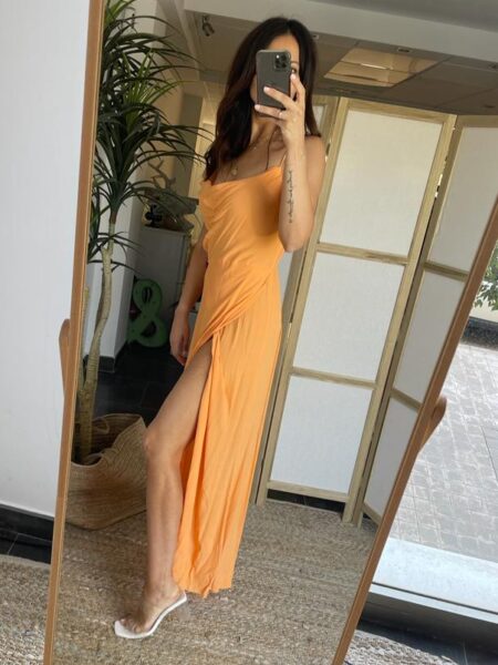 Vestido maxi de espalda cruzada ajustable. Abertura lateral. Talla única de la 36 a una 42 aproximadamente. Composición: 100% Viscosa Alabama Shop