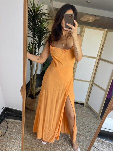 Vestido maxi de espalda cruzada ajustable. Abertura lateral. Talla única de la 36 a una 42 aproximadamente. Composición: 100% Viscosa Alabama Shop