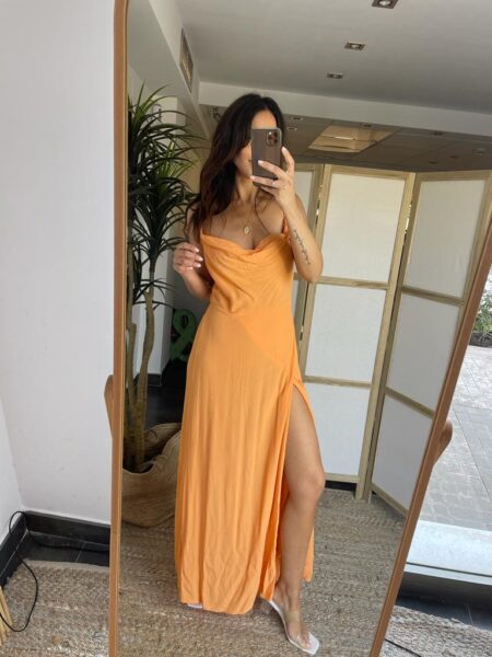 Vestido maxi de espalda cruzada ajustable. Abertura lateral. Talla única de la 36 a una 42 aproximadamente. Composición: 100% Viscosa Alabama Shop