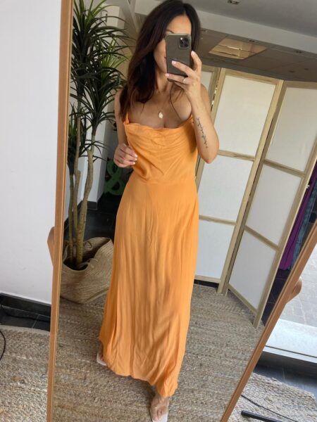 Vestido maxi de espalda cruzada ajustable. Abertura lateral. Talla única de la 36 a una 42 aproximadamente. Composición: 100% Viscosa Alabama Shop