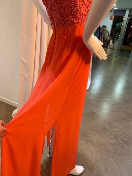 Vestido coral maxi con tela vaporosa y aberturas laterales. Composición: 90% Poliéster,6% Algodón, 4% Poliamida. Forro: 55% Poliéster, 45% Algodón. Alabama Shop