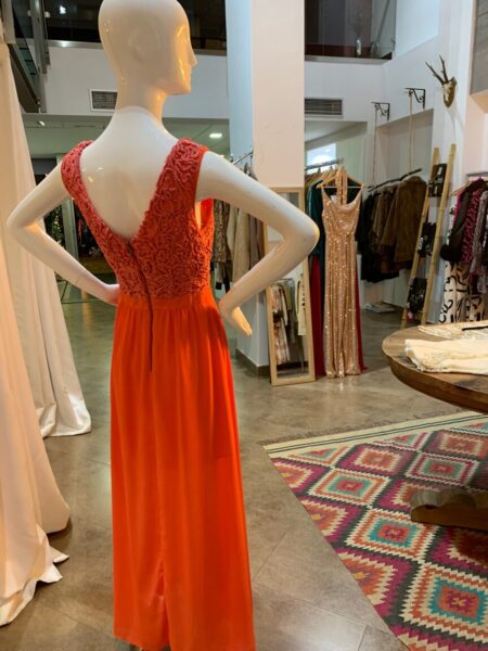 Vestido coral maxi con tela vaporosa y aberturas laterales. Composición: 90% Poliéster,6% Algodón, 4% Poliamida. Forro: 55% Poliéster, 45% Algodón. Alabama Shop