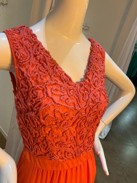 Vestido coral maxi con tela vaporosa y aberturas laterales. Composición: 90% Poliéster,6% Algodón, 4% Poliamida. Forro: 55% Poliéster, 45% Algodón. Alabama Shop