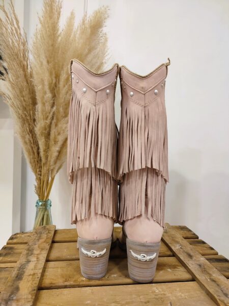 Botas de piel con acabados artesanales. Detalle de perlas decorativas. Diseñadas y fabricadas en España. Altura del tacón 8 cm Altura de caña: 39 cm Tallaje: tallan normal. Solo si estás entre dos números te recomendamos que cojas el más pequeño. Alabama Shop