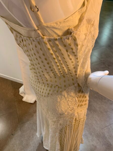 Vestido asimétrico combinación tejidos y texturas. Combinación interior.<strong>Talla S/M.</strong> Composición: 100% Algodón. Alabama Shop