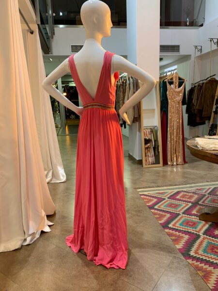 Vestido rosa maxi con mucho vuelo. Corte imperio con cenefa multicolor. Composición: 94% Algodón, 6% Lycra. Alabama Shop