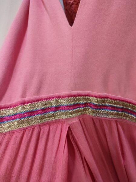 Vestido rosa maxi con mucho vuelo. Corte imperio con cenefa multicolor. Composición: 94% Algodón, 6% Lycra. Alabama Shop