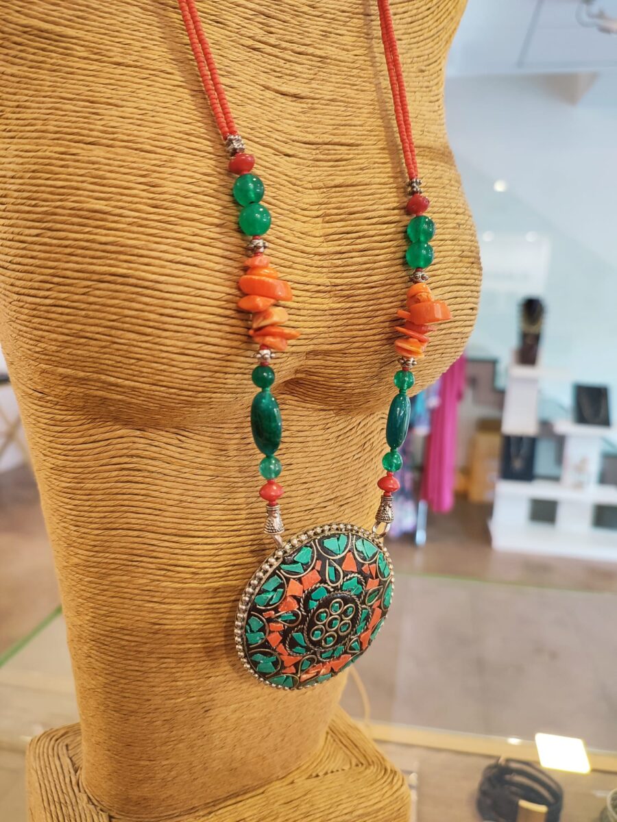 Collar largo multicolor con piedras decorativas. Alabama Shop