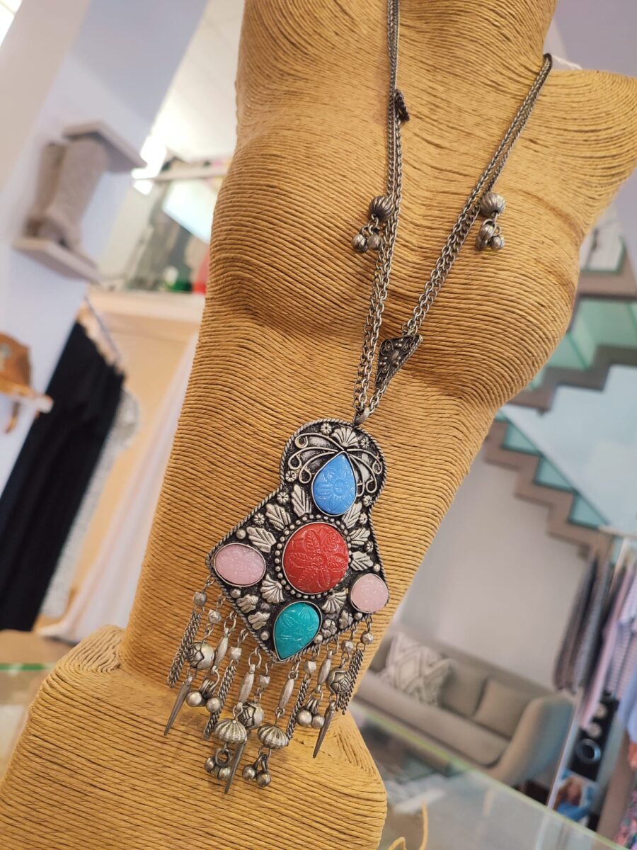 <p>Collar largo multicolor con piedras decorativas.</p> Alabama Shop