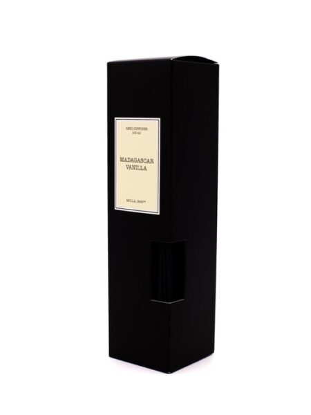 <p>Madagascar Vanilla es un afrodisíaco hecho perfume. Es una fragancia femenina, dulce y sensual caracterizada por los matices florales que desprende</p><p>Producto ecológico. Hecho a mano artesanalmente en España. Cantidad: 100 ml. Duración 4-6 semanas.</p> Alabama Shop