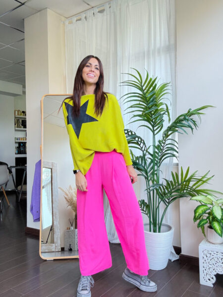 Pantalón tipo culotte rosa fucsia. Cintura alta y cierre con cremallera invisible lateral. Con bolsillos. Composición: 100%  Poliéster. &nbsp; Alabama Shop