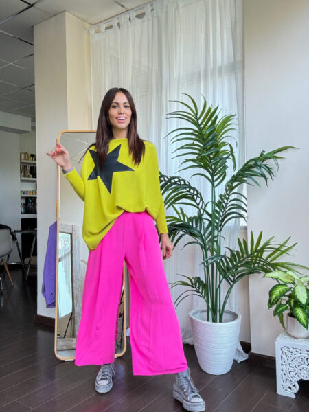 Pantalón tipo culotte rosa fucsia. Cintura alta y cierre con cremallera invisible lateral. Con bolsillos. Composición: 100%  Poliéster. &nbsp; Alabama Shop