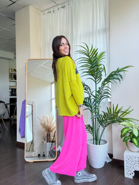 Pantalón tipo culotte rosa fucsia. Cintura alta y cierre con cremallera invisible lateral. Con bolsillos. Composición: 100%  Poliéster. &nbsp; Alabama Shop