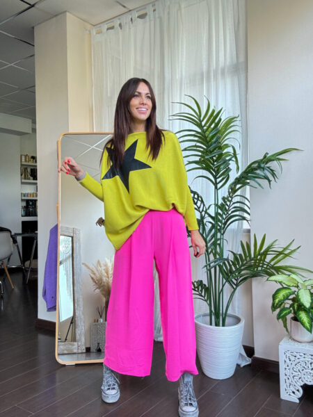 Pantalón tipo culotte rosa fucsia. Cintura alta y cierre con cremallera invisible lateral. Con bolsillos. Composición: 100%  Poliéster. &nbsp; Alabama Shop