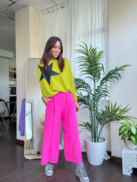 Pantalón tipo culotte rosa fucsia. Cintura alta y cierre con cremallera invisible lateral. Con bolsillos. Composición: 100%  Poliéster. &nbsp; Alabama Shop