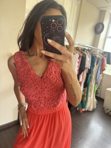 Vestido coral maxi con tela vaporosa y aberturas laterales. Composición: 90% Poliéster,6% Algodón, 4% Poliamida. Forro: 55% Poliéster, 45% Algodón. Alabama Shop