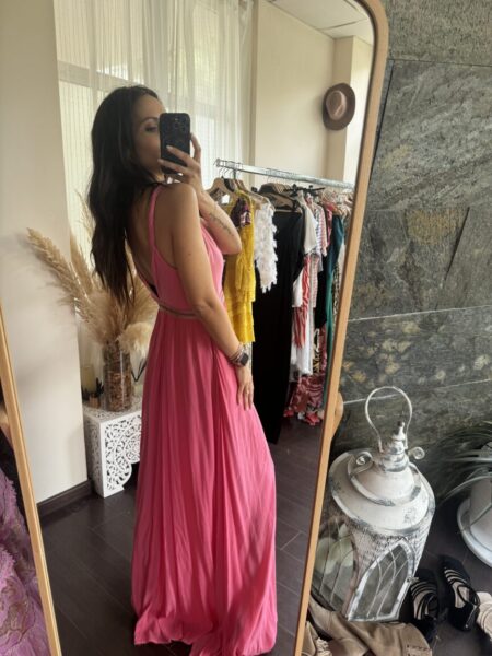 Vestido rosa maxi con mucho vuelo. Corte imperio con cenefa multicolor. Composición: 94% Algodón, 6% Lycra. Alabama Shop