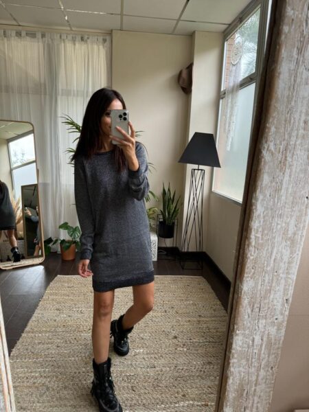 Vestido sanja negro con hilo metalizado en color plata. Largo corto, cuello redondo. &nbsp; <span class="typography typography--body typography--body--body2 typography--body--lineheight-paragraph typography--color-regular typography--weight-regular typography--desktop">Material: 100% acrílico</span> Alabama Shop