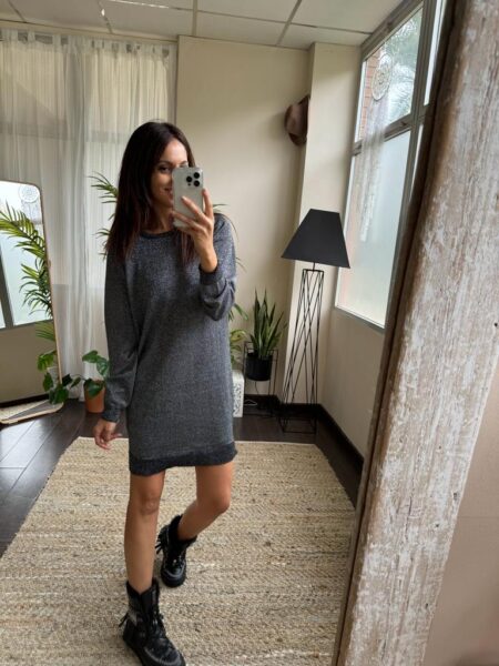 Vestido sanja negro con hilo metalizado en color plata. Largo corto, cuello redondo. &nbsp; <span class="typography typography--body typography--body--body2 typography--body--lineheight-paragraph typography--color-regular typography--weight-regular typography--desktop">Material: 100% acrílico</span> Alabama Shop