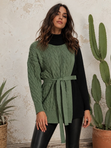 Jersey bicolor caqui y negro, detalle cuello de quita y pon, incluye cinturón. Composición: 85% acrílico, 15% lana. &nbsp; <strong>La modelo usa S/M y mide 180cm.</strong> Alabama Shop