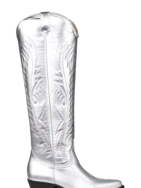 Botas estilo cowboy de caña alta en color plata. Corte en v en parte delantera y trasera. Altura caña: 46cm Altura tacón:5cm. Piel. Alabama Shop