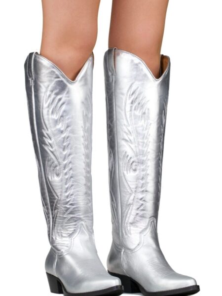 Botas estilo cowboy de caña alta en color plata. Corte en v en parte delantera y trasera. Altura caña: 46cm Altura tacón:5cm. Piel. Alabama Shop