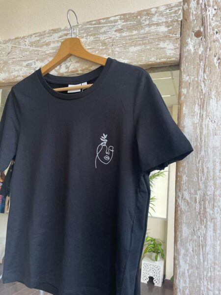 Camiseta sybil en color negro con detalle de dibujo en la parte frontal en terciopelo blanco. Cuello redondo y manga corta. Tallas de la xs a la l. Composición: 100% algodón. Alabama Shop