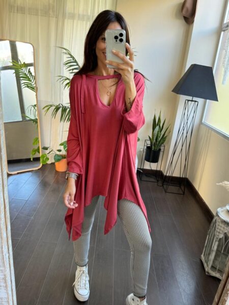 Túnica terracota asimétrica con hebilla en el escote. 95%Viscosa 5%Elastano &nbsp; <strong>El modelo usa talla única y mide 180cm.</strong> Alabama Shop