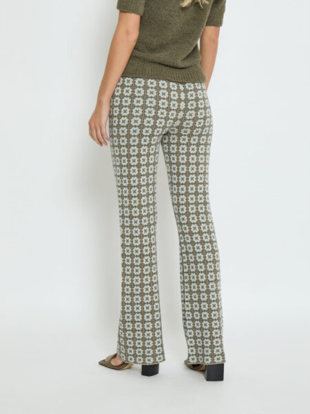 Pantalón campana estampado en punto. Composición: 70% viscosa, 15% poliéster, 15% nylon. Alabama Shop