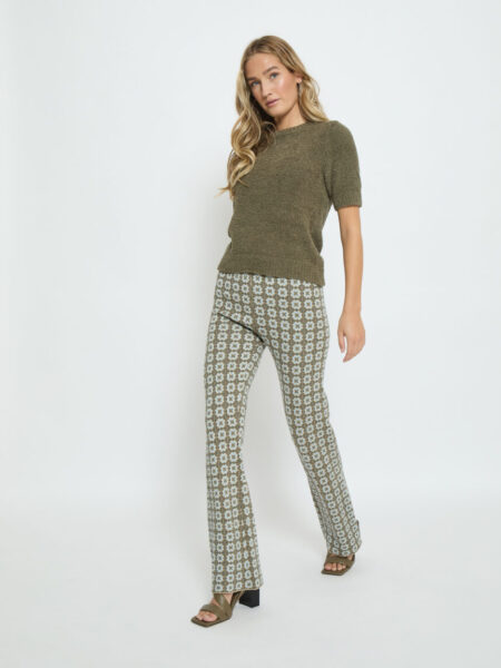 Pantalón campana estampado en punto. Composición: 70% viscosa, 15% poliéster, 15% nylon. Alabama Shop