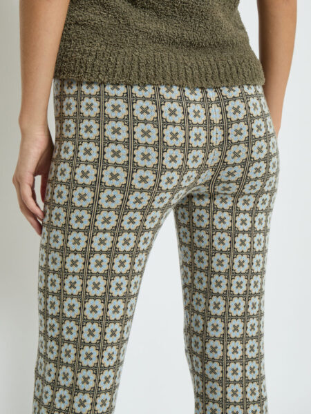 Pantalón campana estampado en punto. Composición: 70% viscosa, 15% poliéster, 15% nylon. Alabama Shop