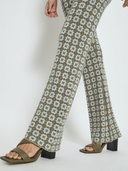 Pantalón campana estampado en punto. Composición: 70% viscosa, 15% poliéster, 15% nylon. Alabama Shop