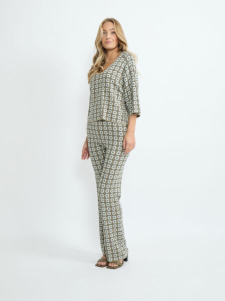 Pantalón campana estampado en punto. Composición: 70% viscosa, 15% poliéster, 15% nylon. Alabama Shop