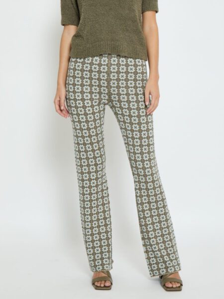 Pantalón campana estampado en punto. Composición: 70% viscosa, 15% poliéster, 15% nylon. Alabama Shop