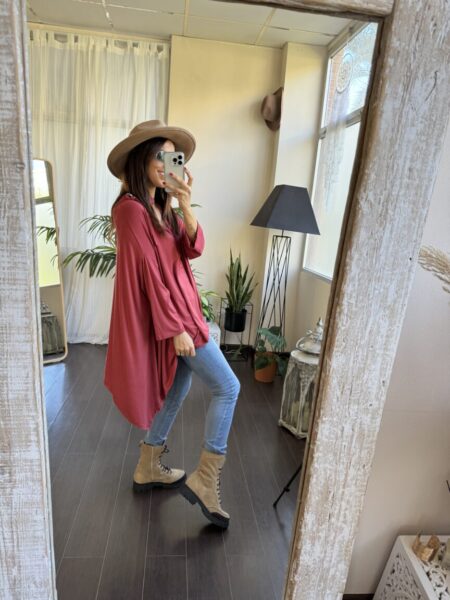 Túnica terracota asimétrica con hebilla en el escote. 95%Viscosa 5%Elastano &nbsp; <strong>El modelo usa talla única y mide 180cm.</strong> Alabama Shop