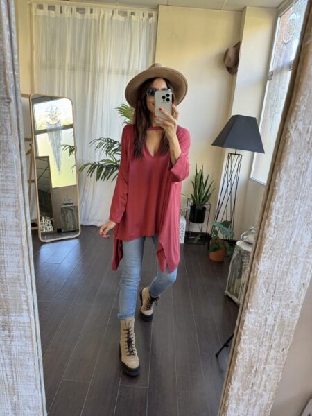 Túnica terracota asimétrica con hebilla en el escote. 95%Viscosa 5%Elastano &nbsp; <strong>El modelo usa talla única y mide 180cm.</strong> Alabama Shop