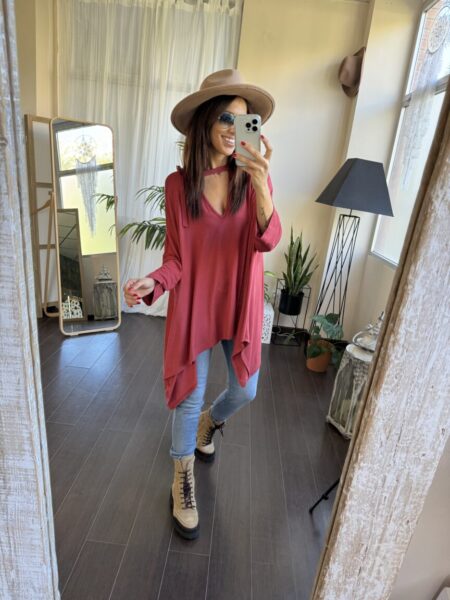 Túnica terracota asimétrica con hebilla en el escote. 95%Viscosa 5%Elastano &nbsp; <strong>El modelo usa talla única y mide 180cm.</strong> Alabama Shop