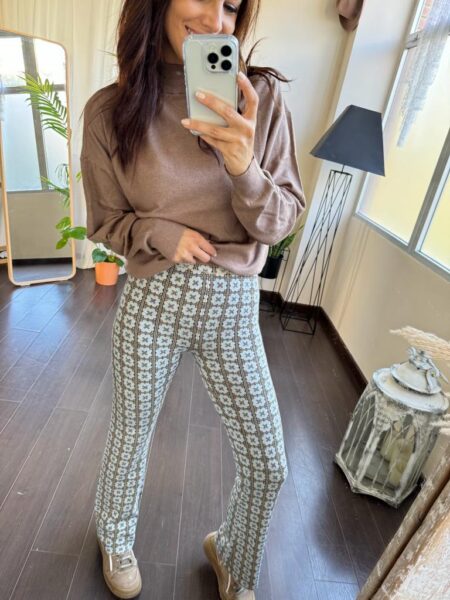 Pantalón campana estampado en punto. Composición: 70% viscosa, 15% poliéster, 15% nylon. Alabama Shop